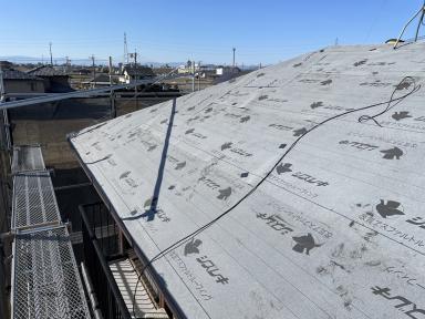丹羽郡大口町S様邸にて屋根カバー工事着工しました。